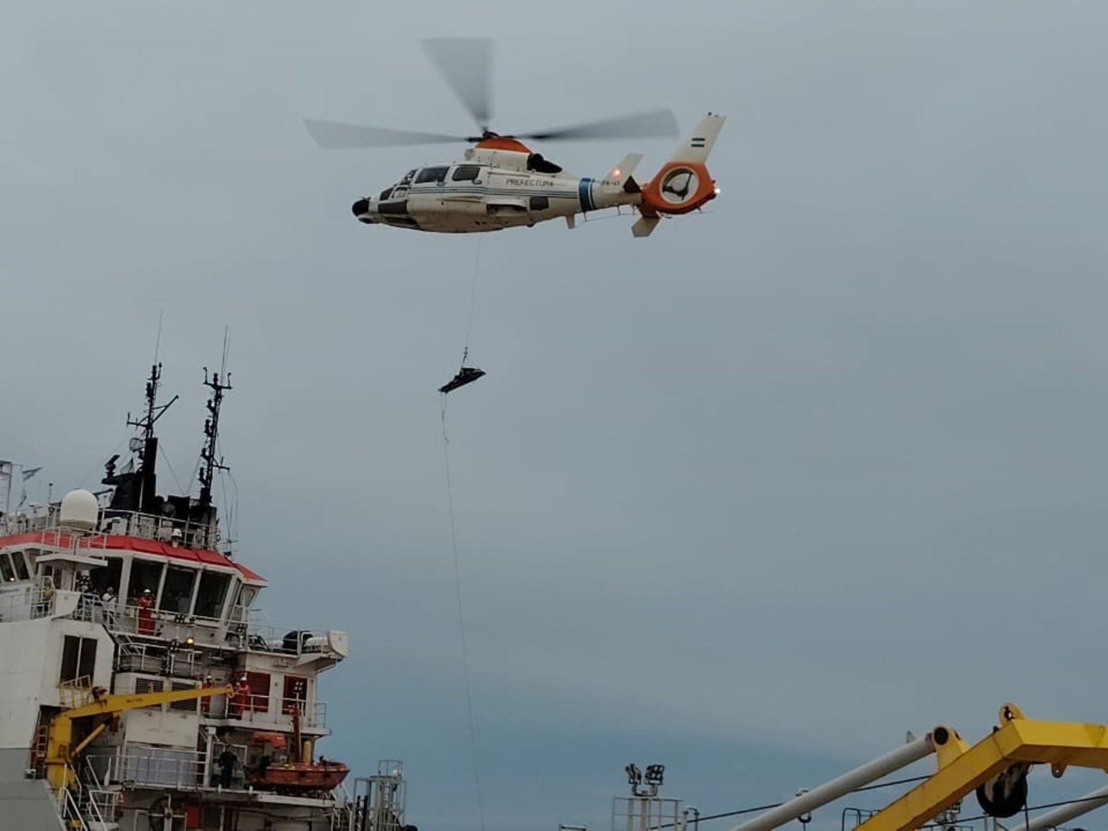 evacúan de urgencia a un tripulante de un buque por una descompensación