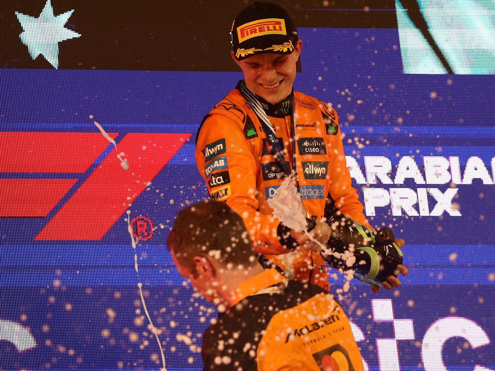 ganó la carrera en la primera curva y es el nuevo líder del Mundial de Fórmula 1