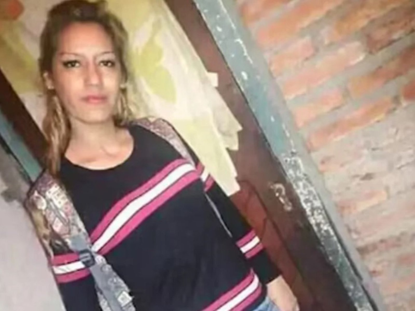 hallaron a una mujer calcinada y detuvieron a dos acusados de matarla para abusarla