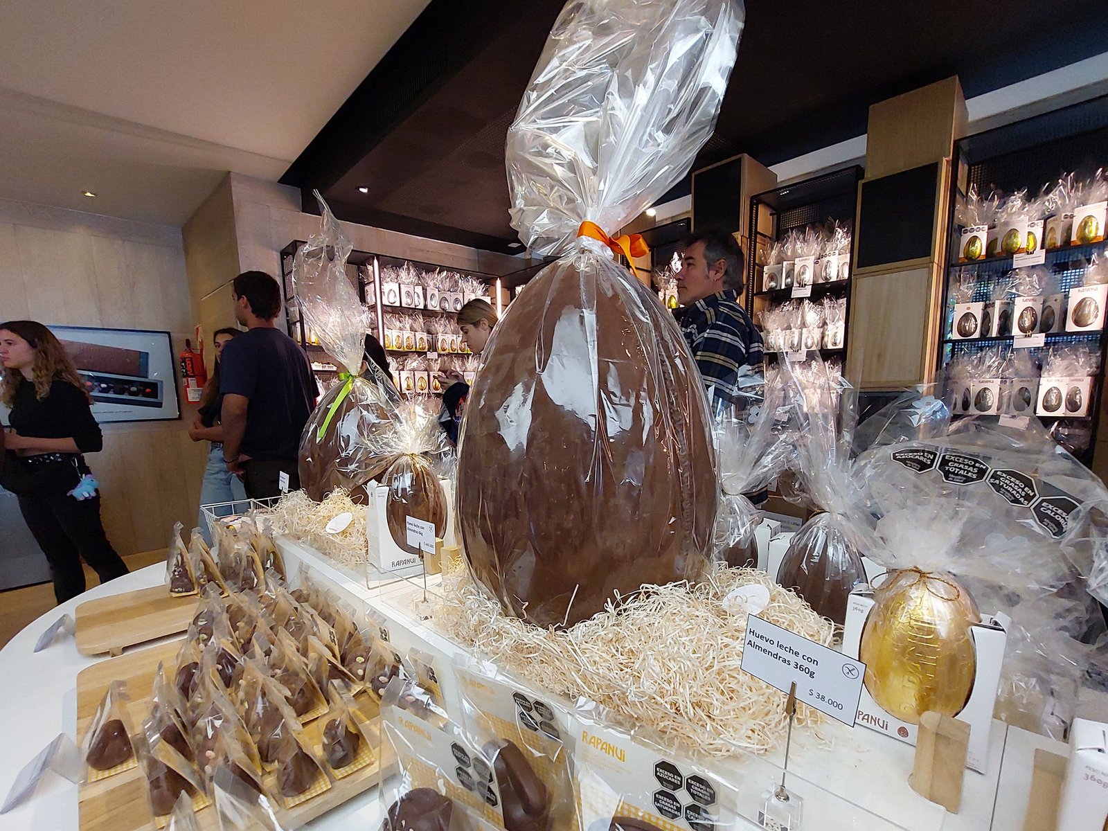huevos de chocolate de medio millón de pesos, las razones de la suba de precios y un cambio en la tradición familiar