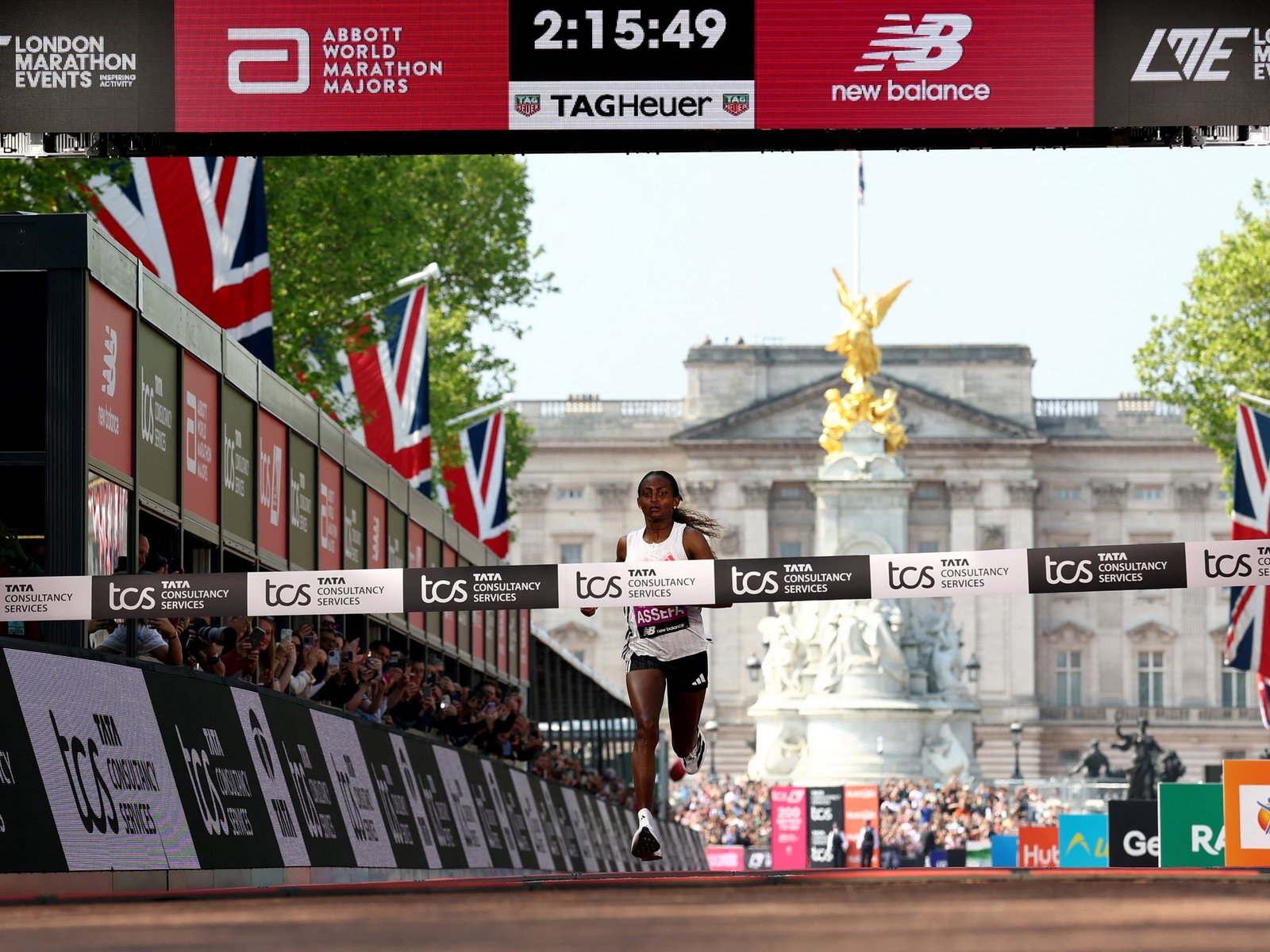la etíope Assefa tuvo revancha con récord mundial en una carrera únicamente femenina y el keniata Sawe quedó cerca de la marca de Kiptum