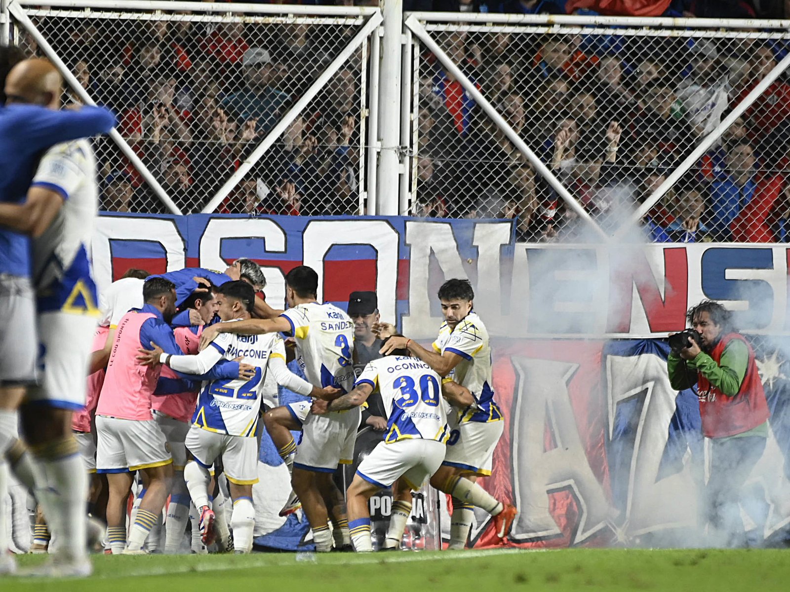 la hinchada arrojó dos bombas de estruendo a los jugadores de Rosario Central