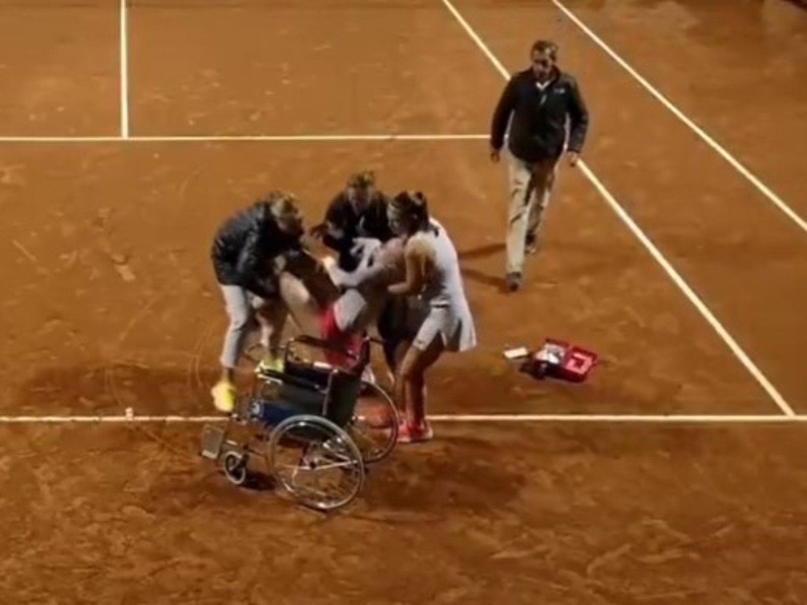 la tenista que nació con un raro síndrome se desplomó en un partido frente a Julia Riera