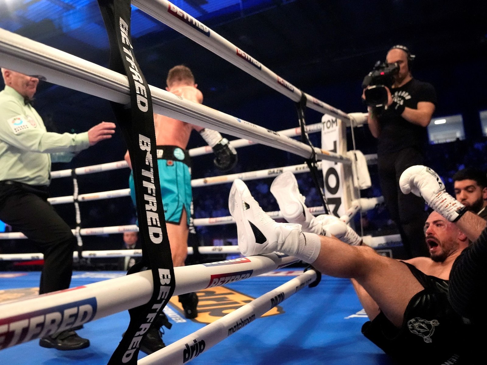 lo mandó a la lona tres veces y terminó llevándose la pelea