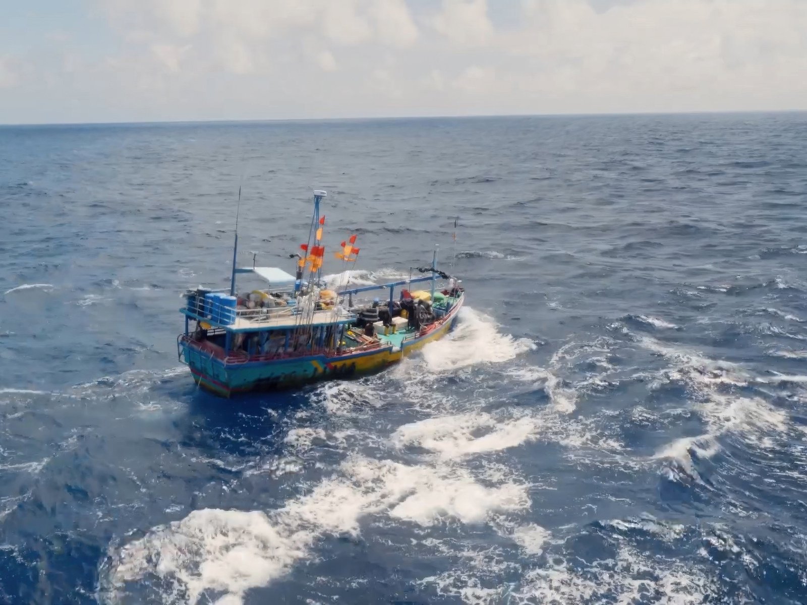 los brutales barcos pesqueros que llegan a un remoto rincón del mar sin ley