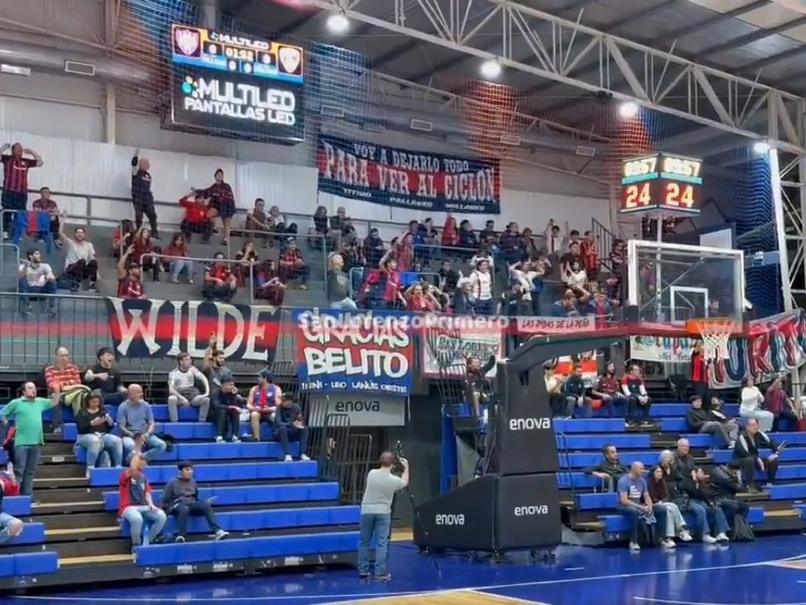 los hinchas insultaron a Moretti en un partido de básquet y reclamaron un llamado a elecciones