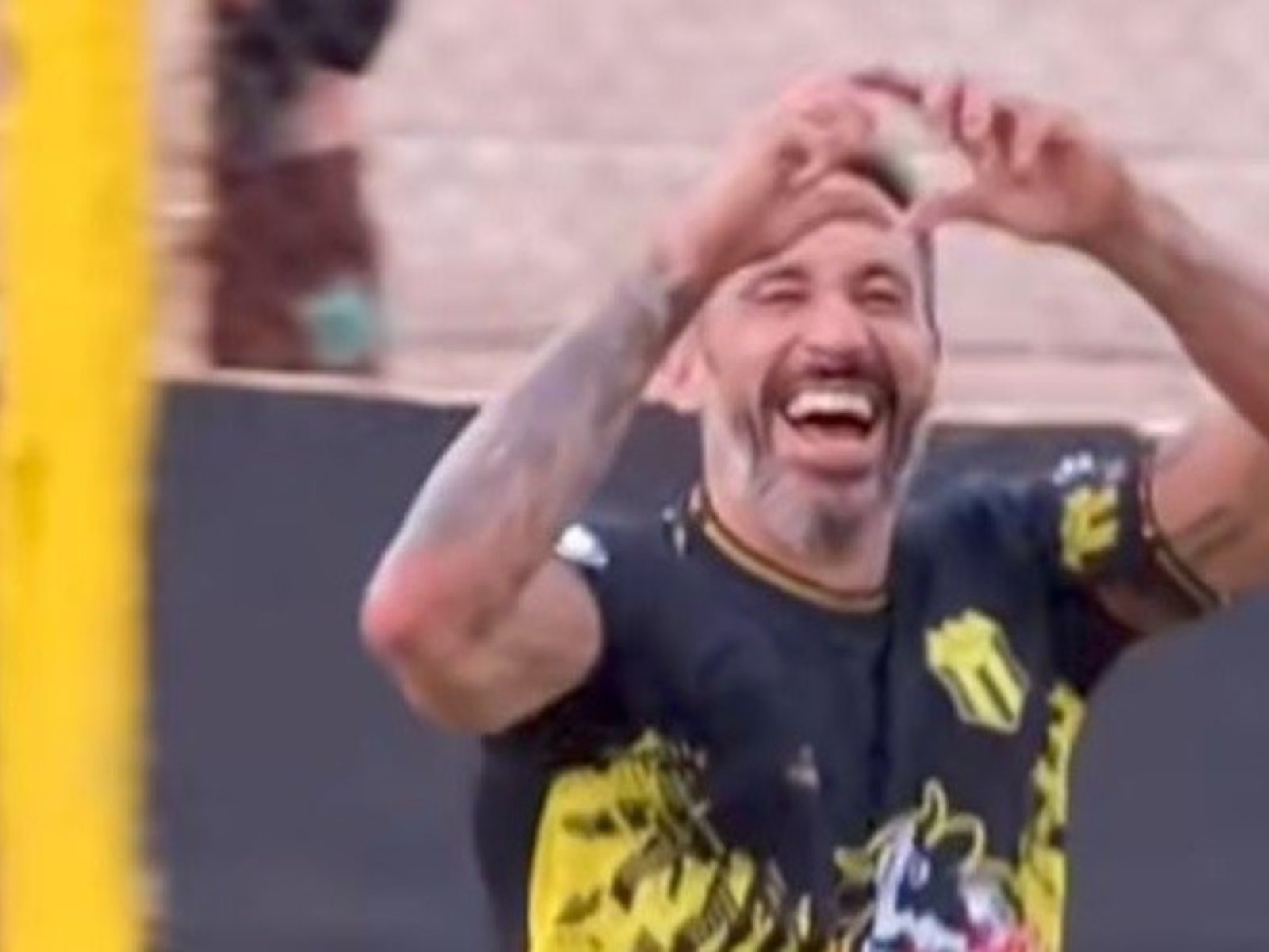 metió su primer gol y lo festejó como un chico, todo gracias a un albañil