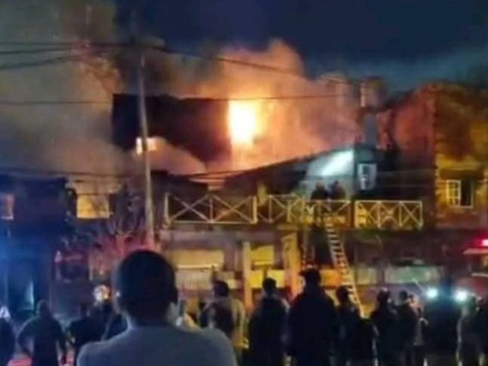 murieron tres niños tras el incendio y derrumbe de una casa