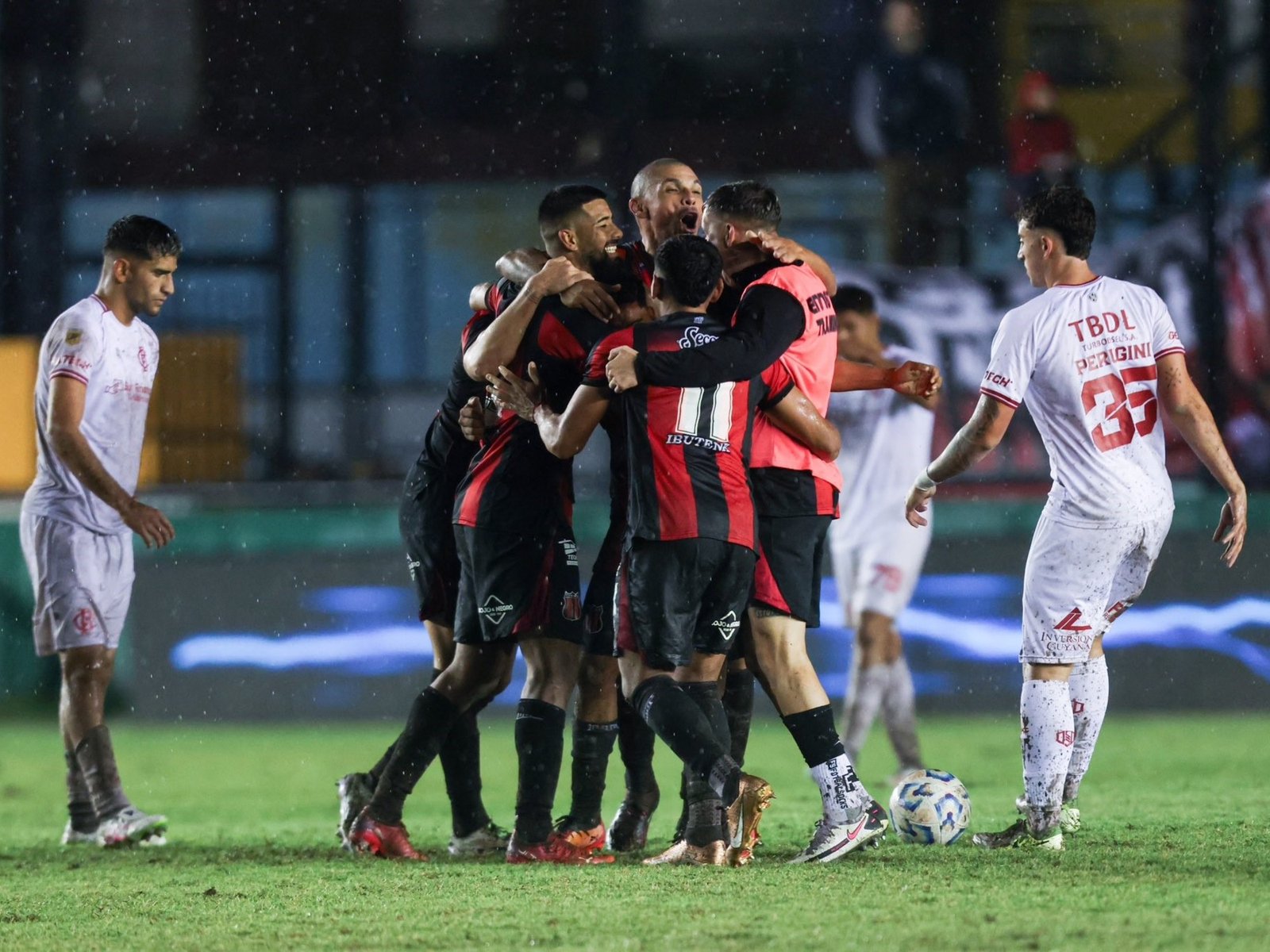 pasó el granizo y Defensores de Belgrano, con suplentes, dio el golpe y eliminó al Barracas Central de Chiqui Tapia