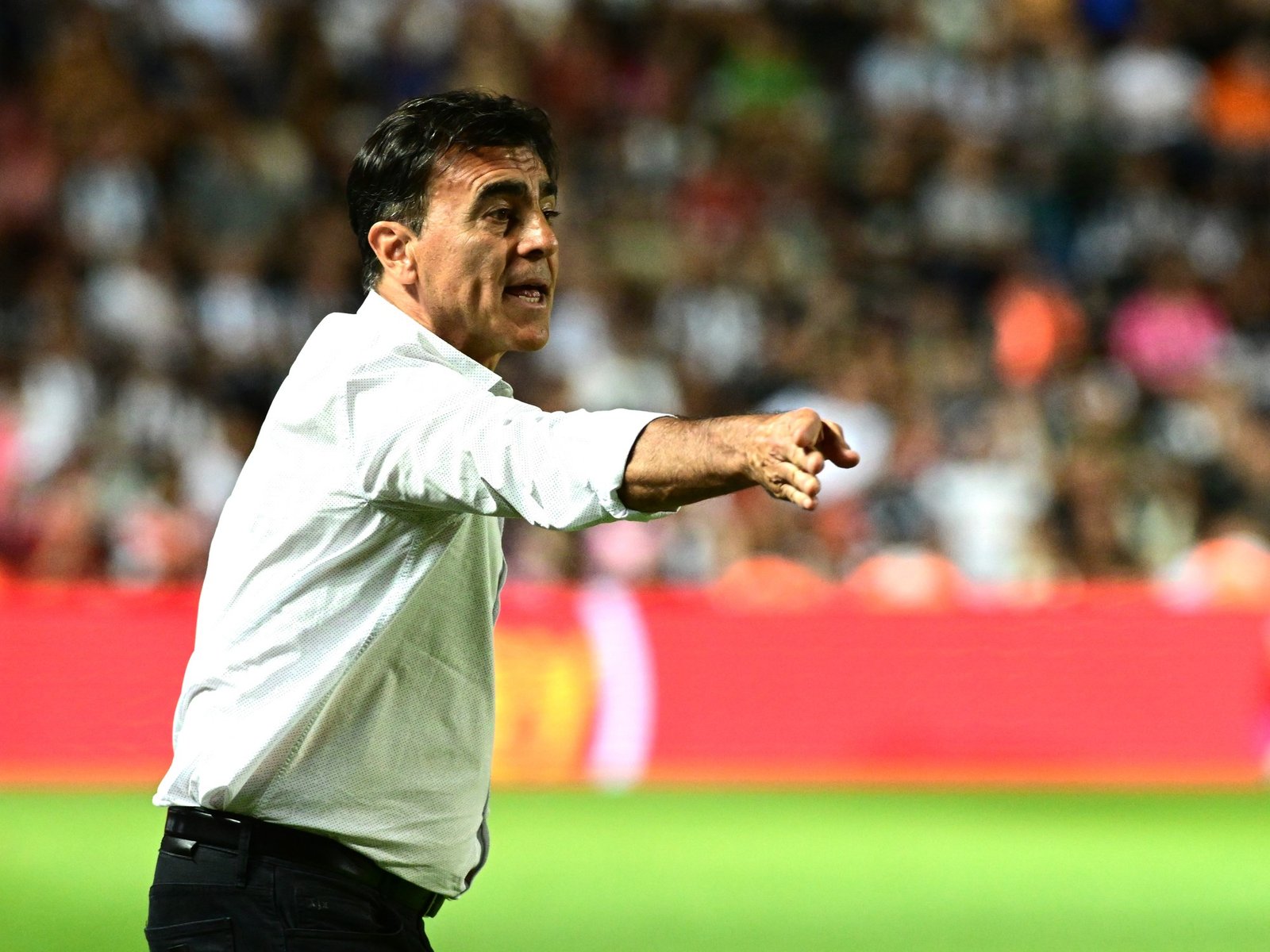 perdió con a un equipo “virgen”, le convirtió un jugador tras 1000 días sin marcar y lo echaron antes del clásico