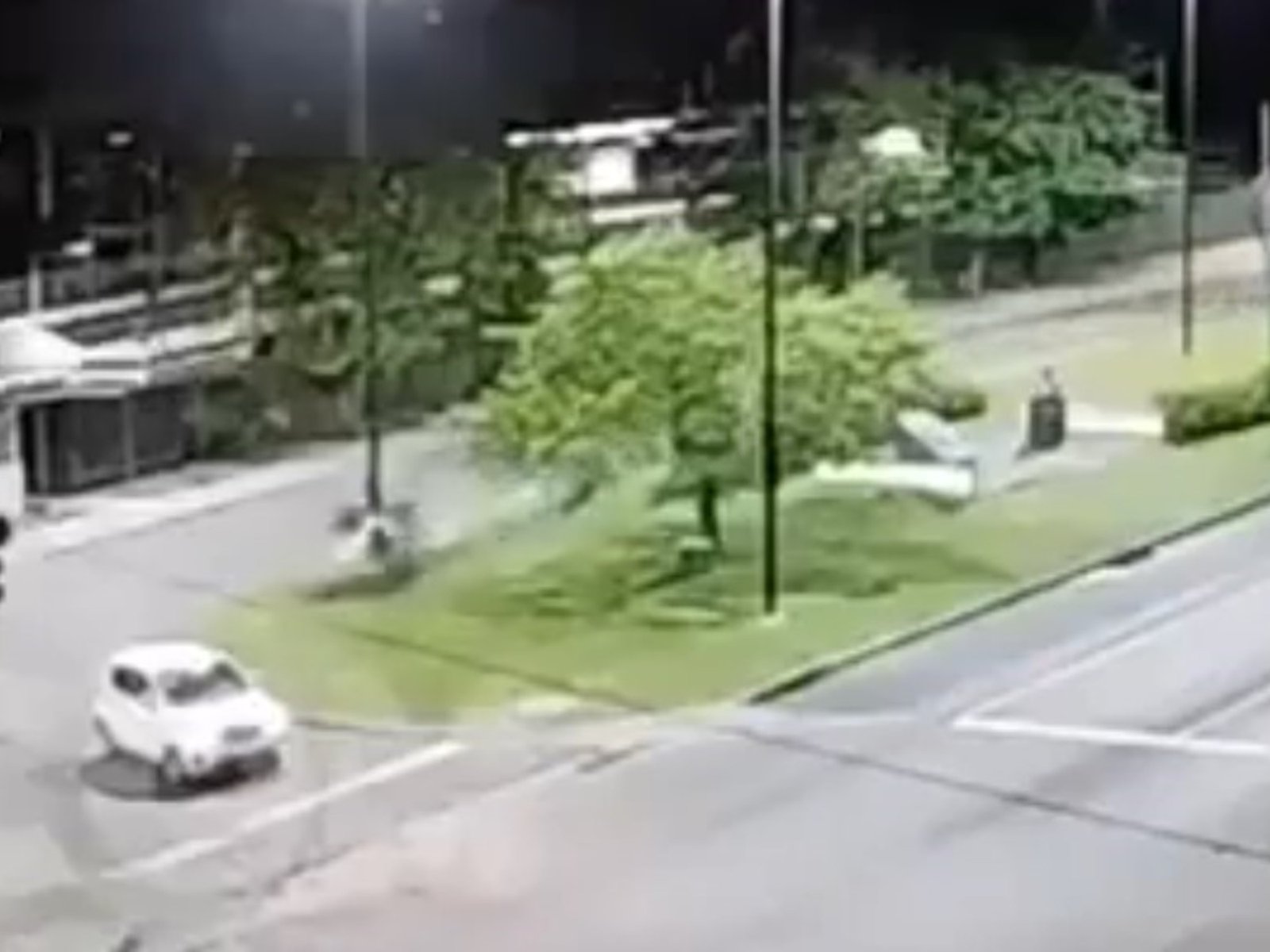 perdió el control del auto y se estrelló contra un poste de luz