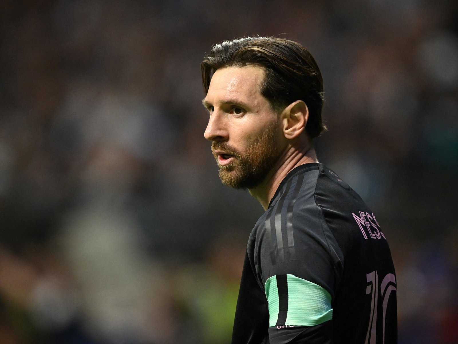 quiénes son los compañeros que quieren ayudar al argentino a remontar la serie