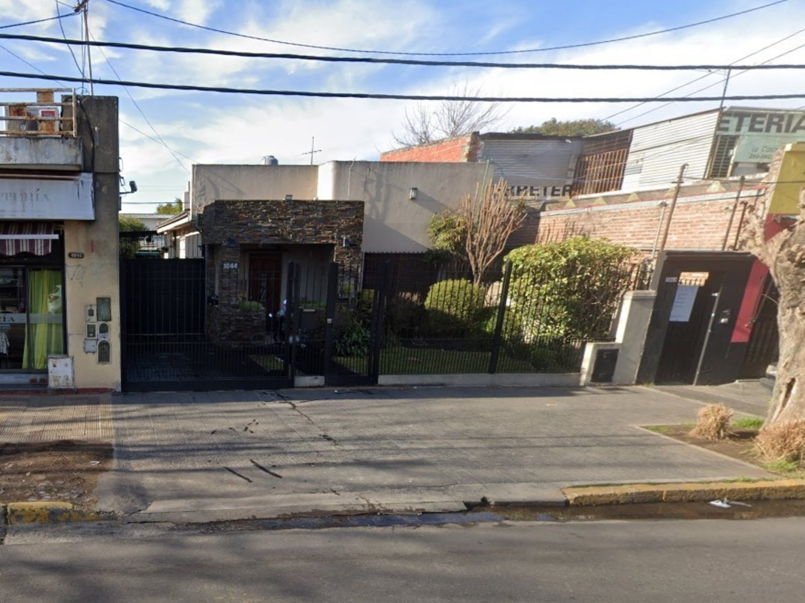 quisieron robar en una casa, pero los echaron a sartenazos y trompadas