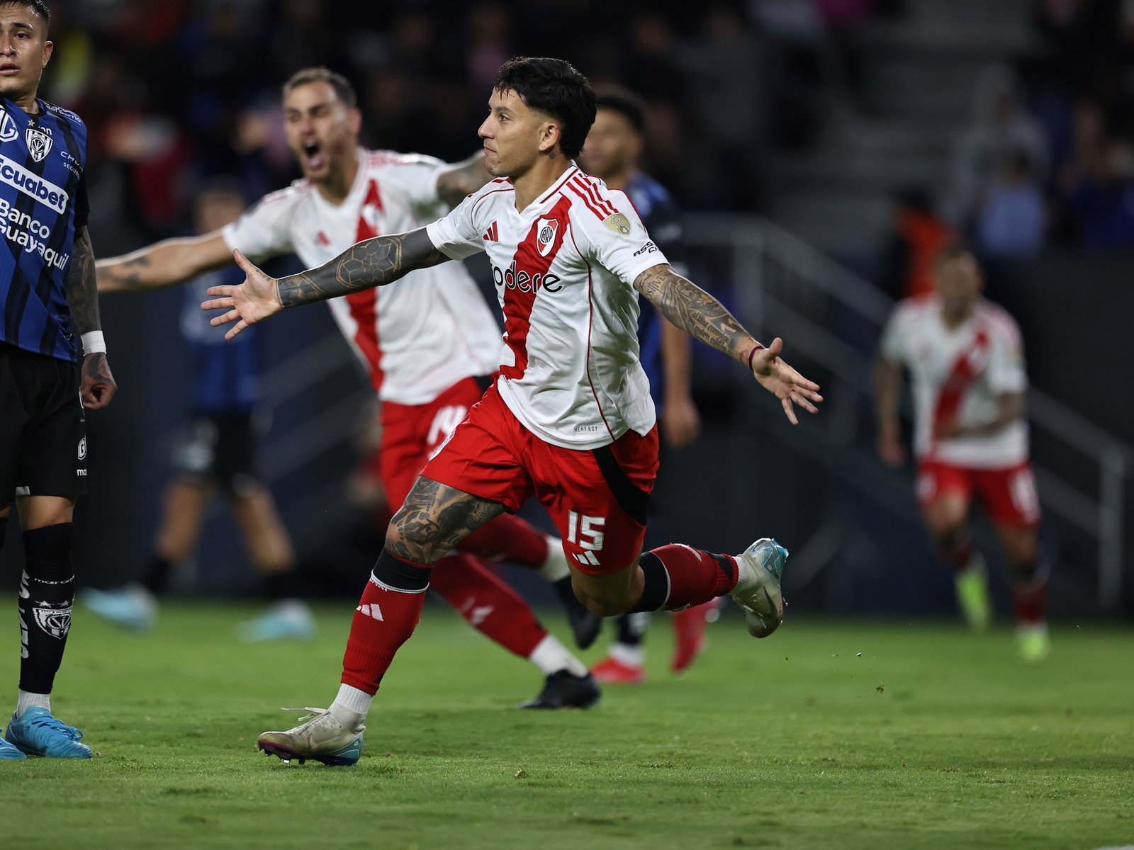 remontó un 0-2 ante Independiente del Valle y quedó único líder en la Copa Libertadores antes del Superclásico