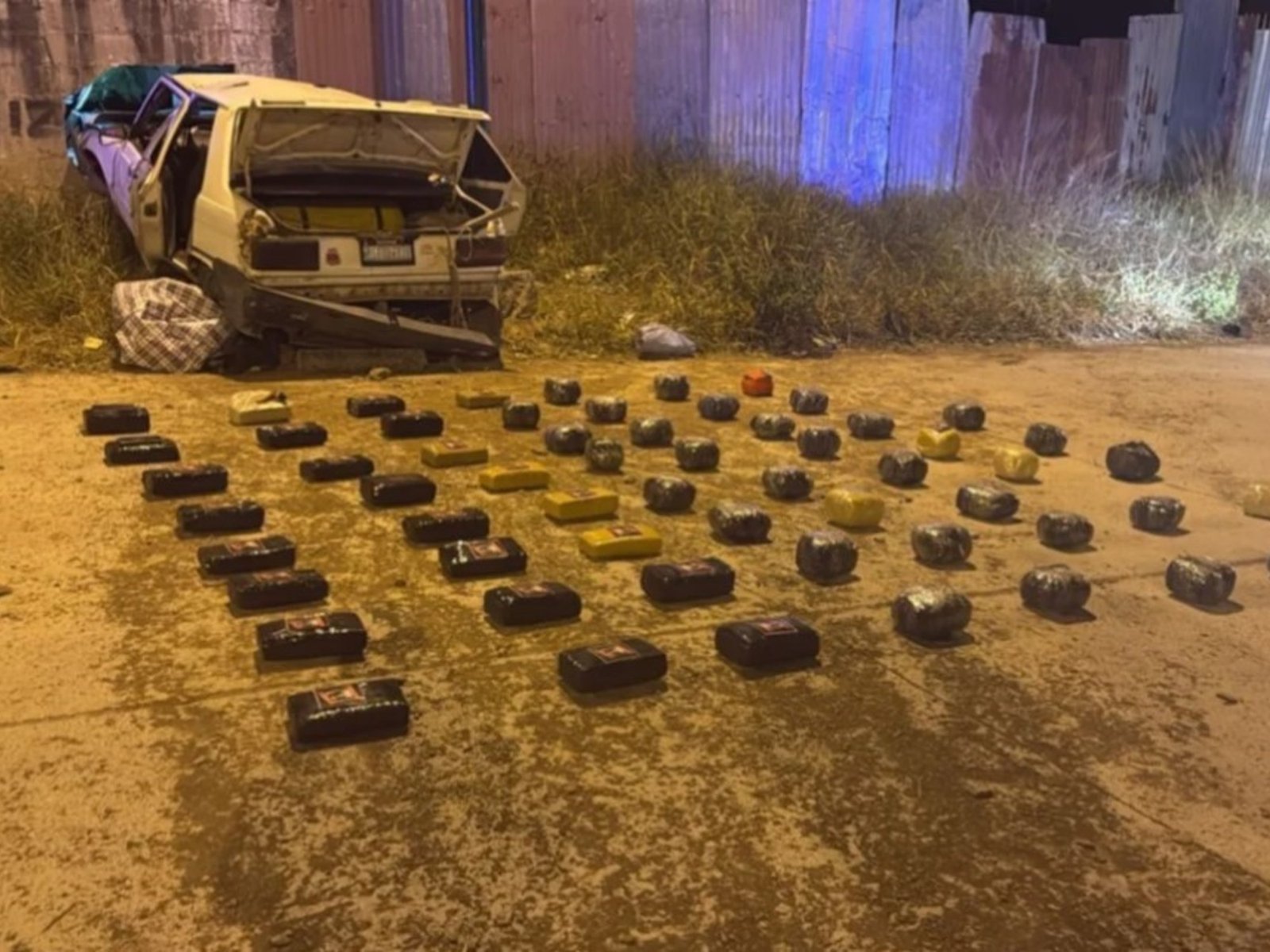 se fugaron de un control policial, pero terminaron estrellando el auto cargado con 60 kg de marihuana