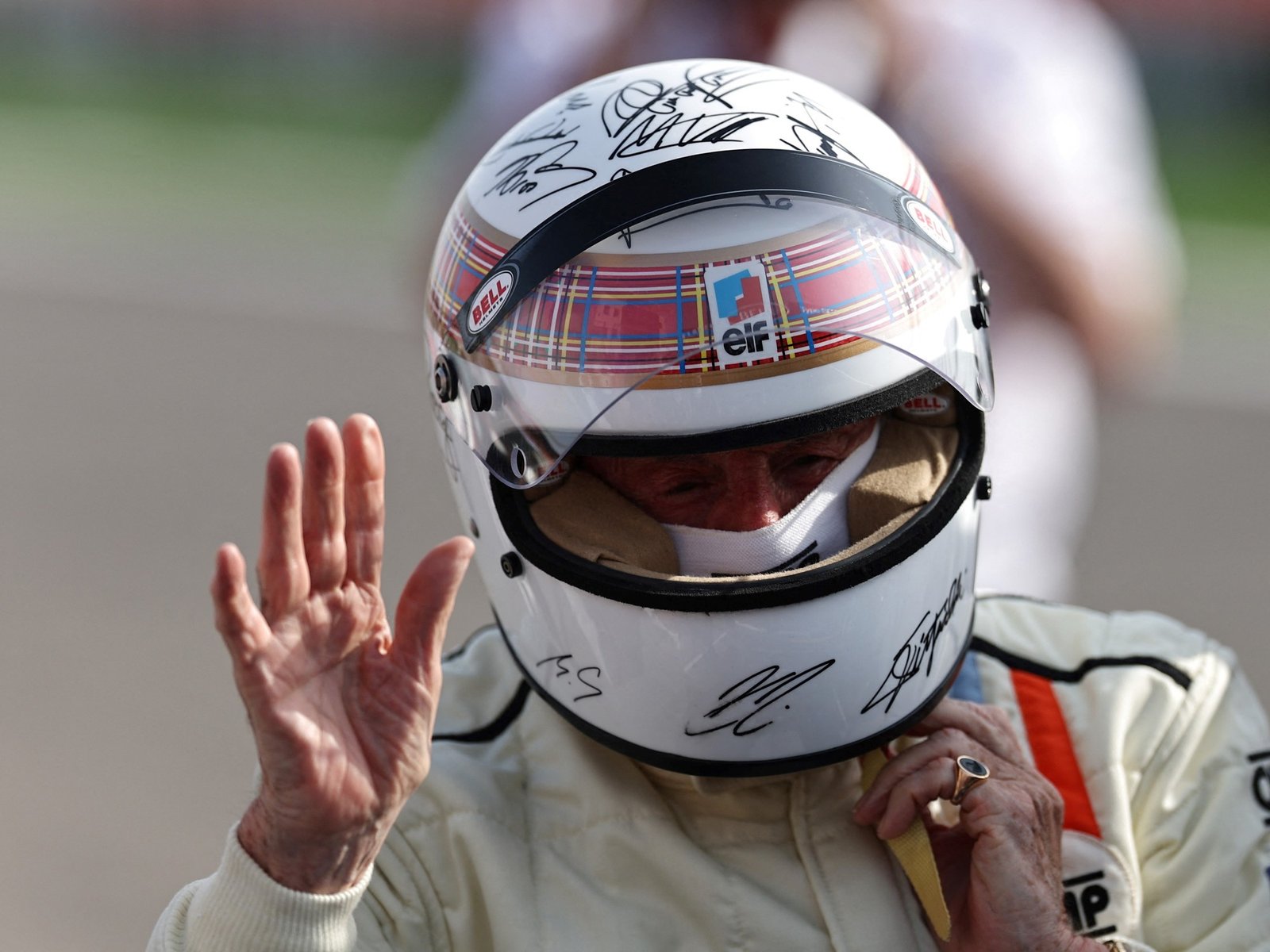 su entorno confirmó que pudo autografiar un casco por una causa benéfica