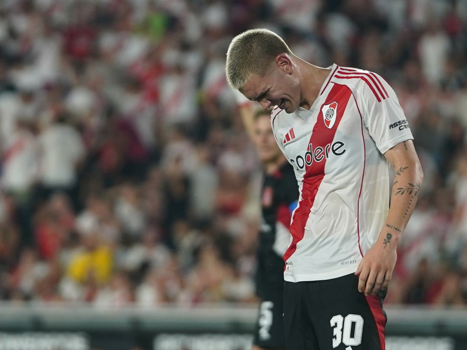 taco y caño “en una baldosa” y un (casi) gol que era para cerrar el Monumental