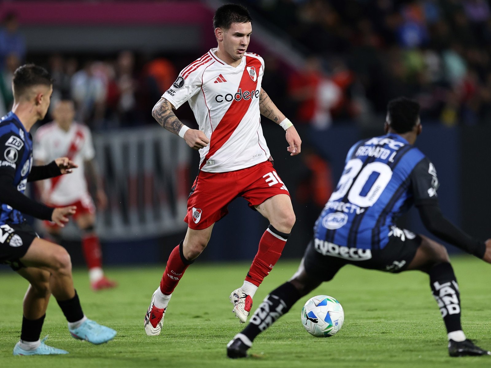 tiene 17 años, todavía está en el secundario y ya es el mejor jugador del fútbol argentino