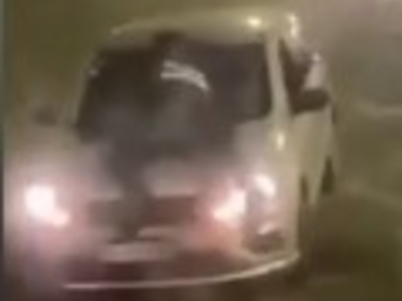 un chofer de Uber escapó de un control de tránsito y llevó varias cuadras en el capot a un policía que quiso detenerlo