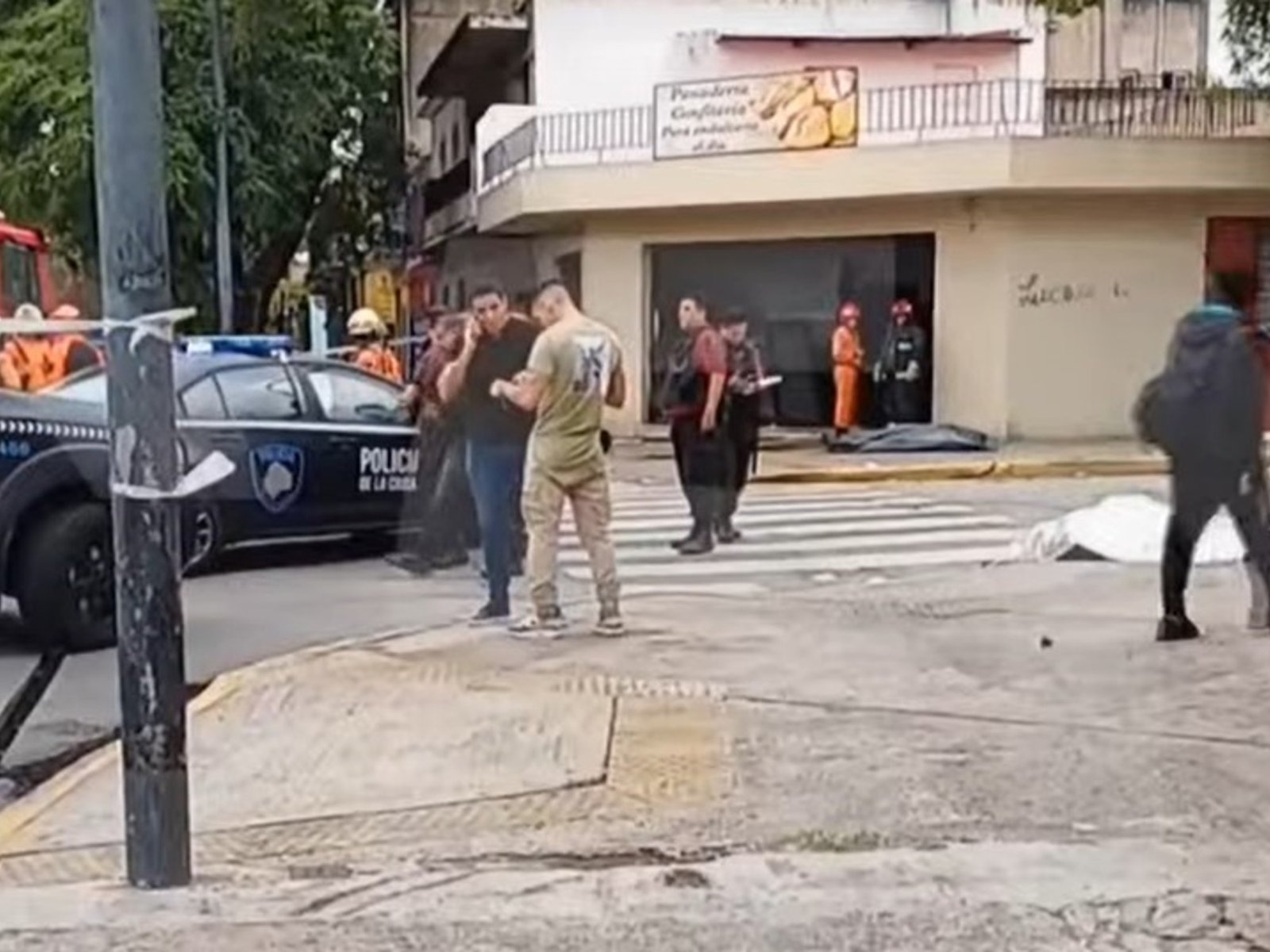 un conductor apuñalado perdió el control de su auto, atropelló, mató a una mujer y murió