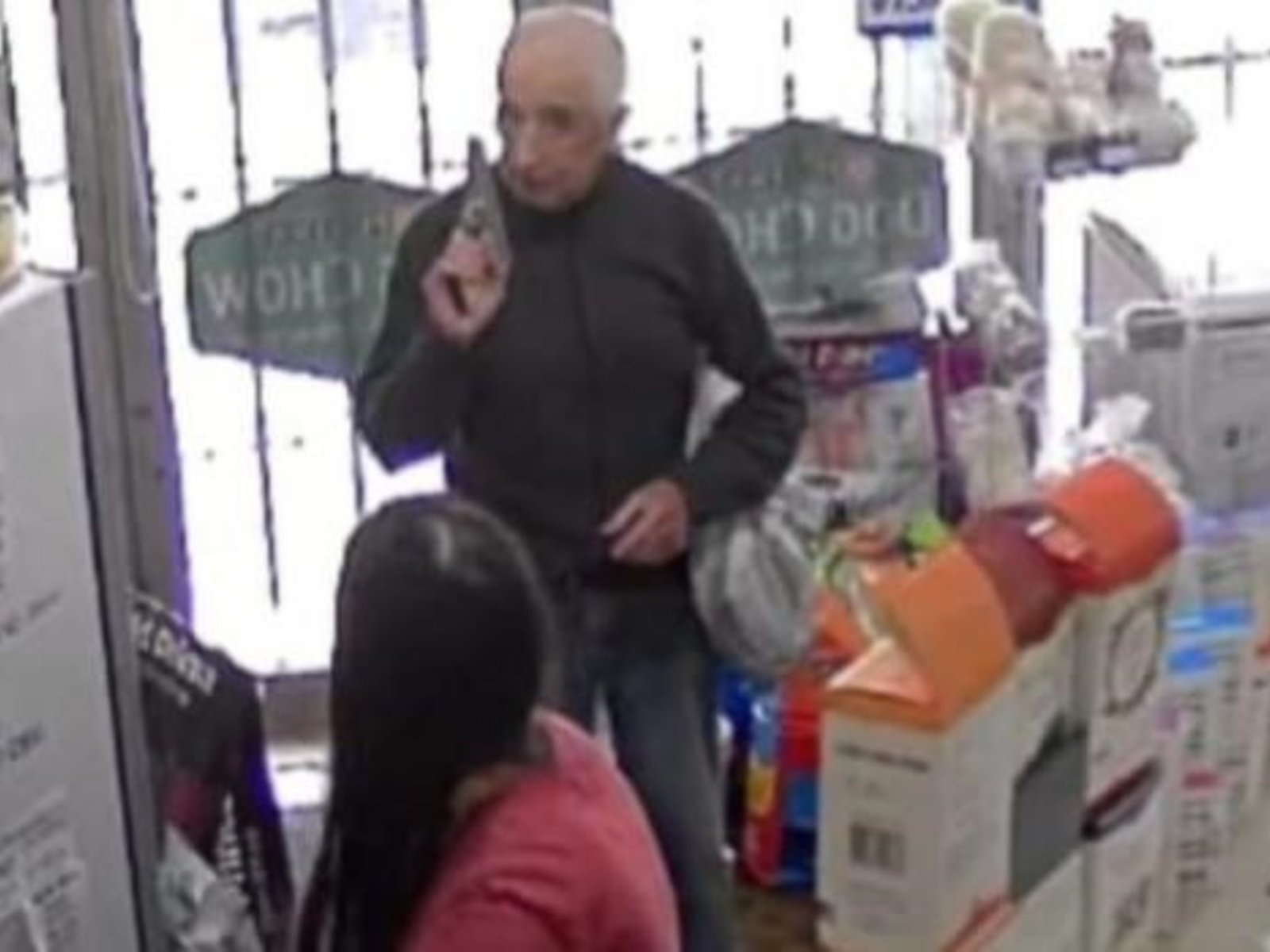 un jubilado tuvo que convencer a una empleada de que la estaba asaltando y a punta de pistola se llevó $200.000