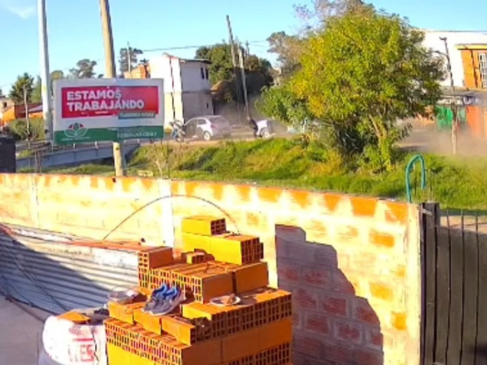 un policía detuvo a un auto sospechoso y lo balearon