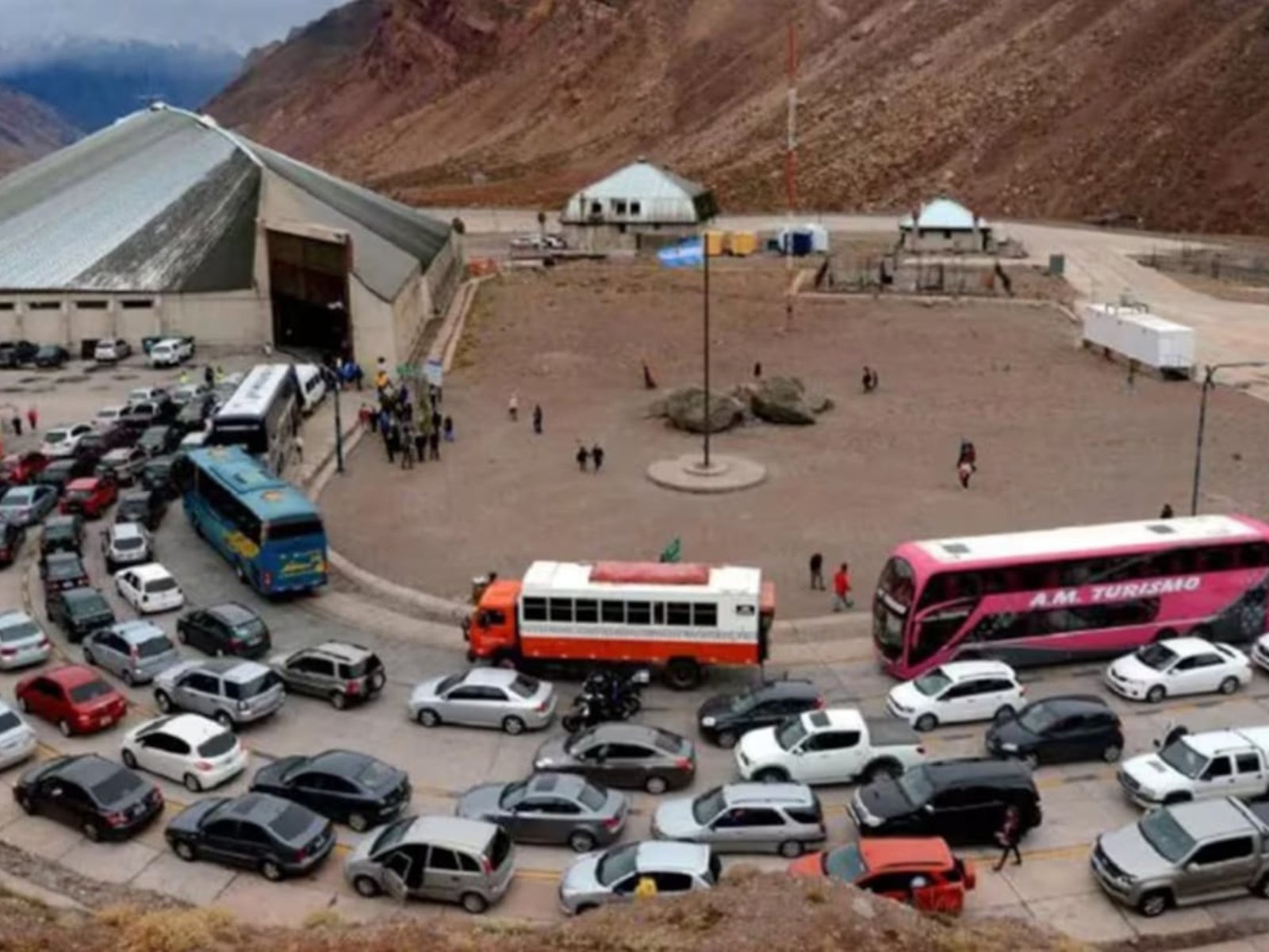 un sorpresivo paro de personal de Aduana complicará a los que viajen a Chile