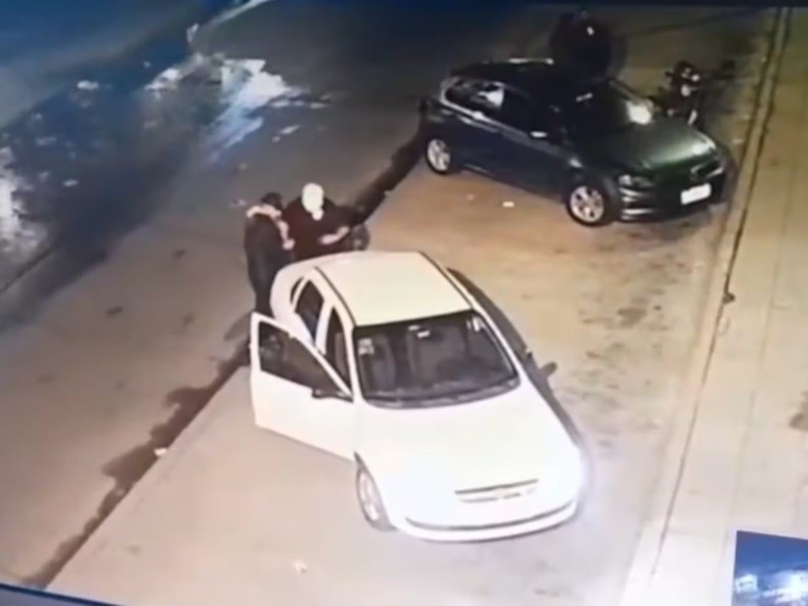 un video muestra que el agresor escapó en un auto sin patente que lo estaba esperando