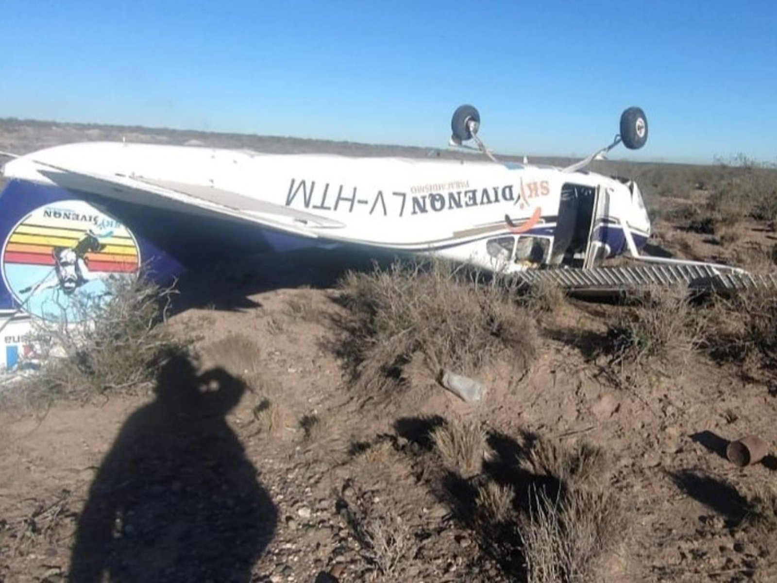 una avioneta se estrelló en el despegue y mató a un instructor de vuelo que estaba en la pista
