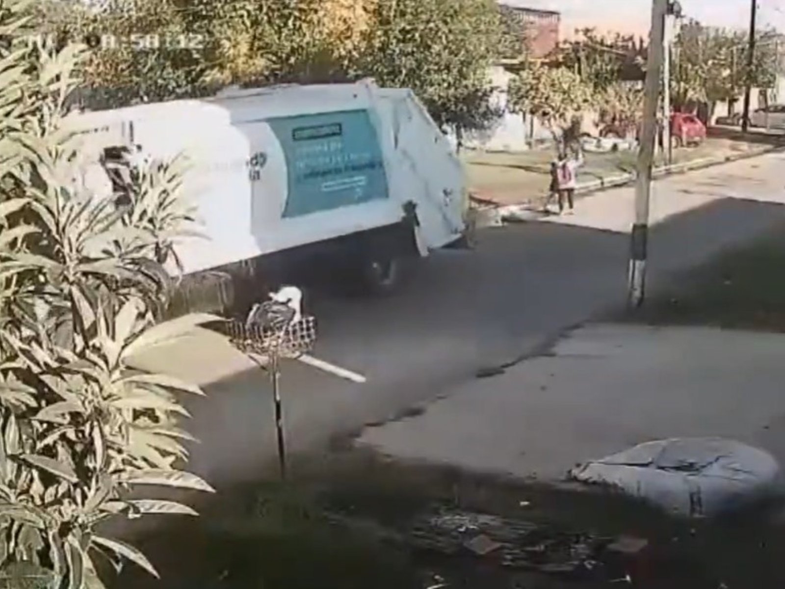 una barrendera murió tras ser atropellada por un camión recolector de basura que circulaba marcha atrás
