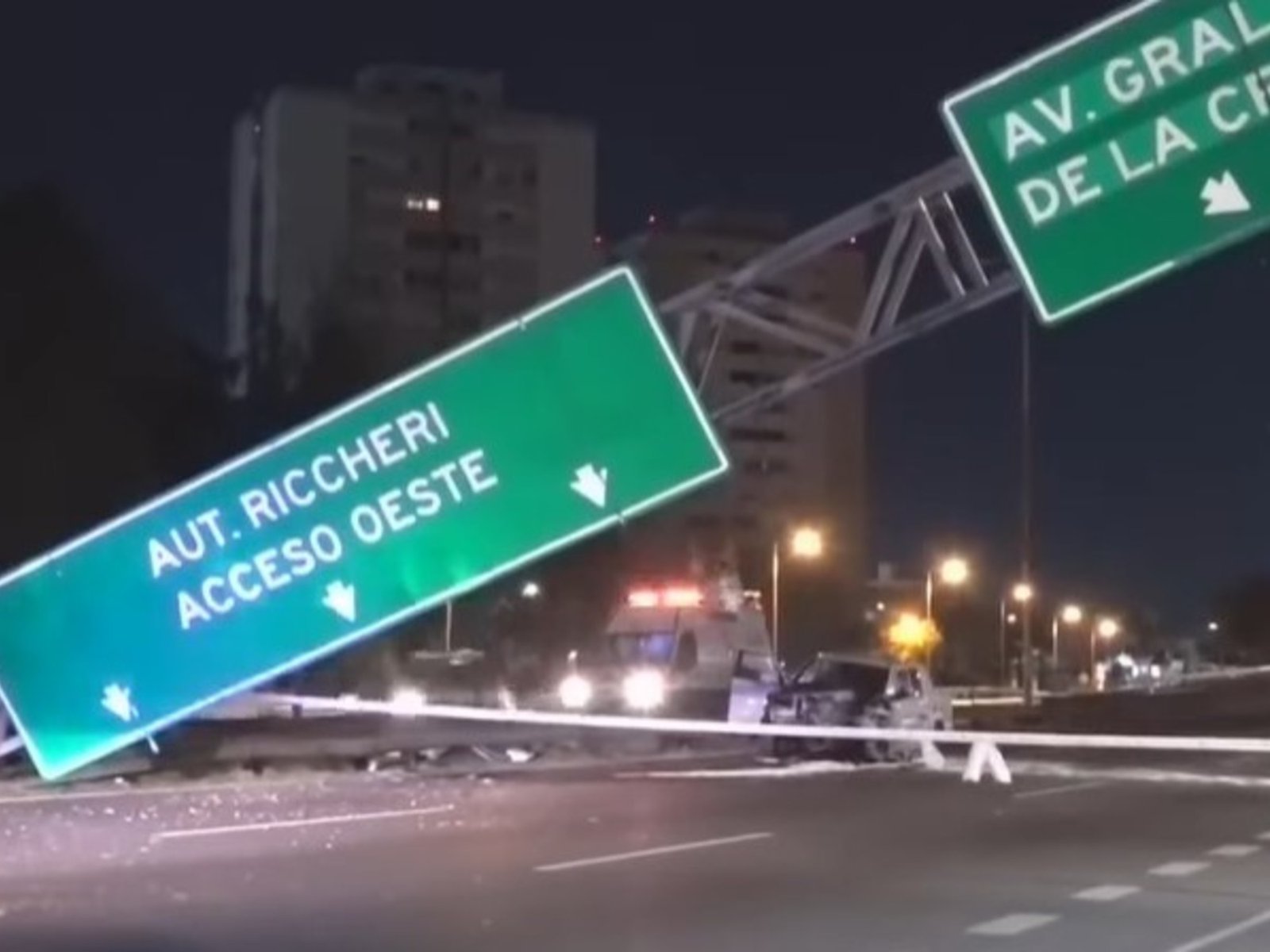 una camioneta impactó contra un cartel de señalización y lo derribó