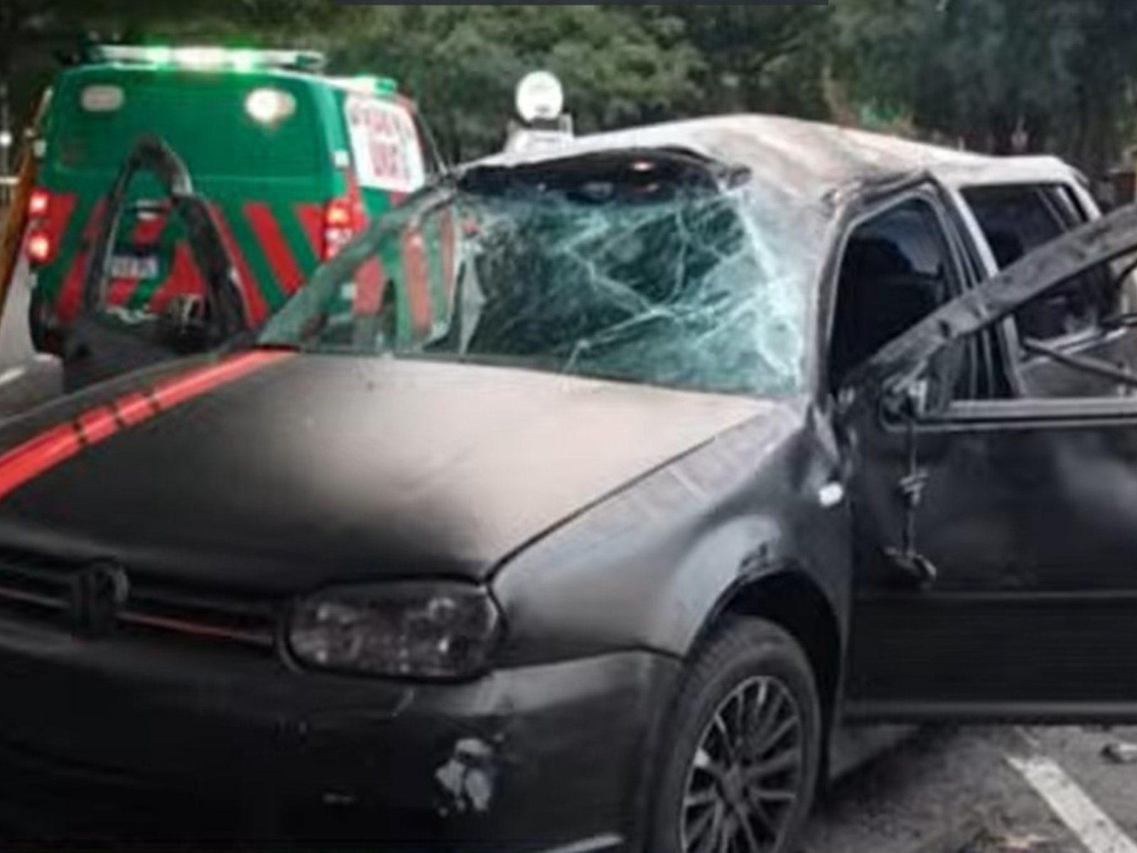 una mujer salió despedida por la ventanilla de un auto y hay dos heridos graves