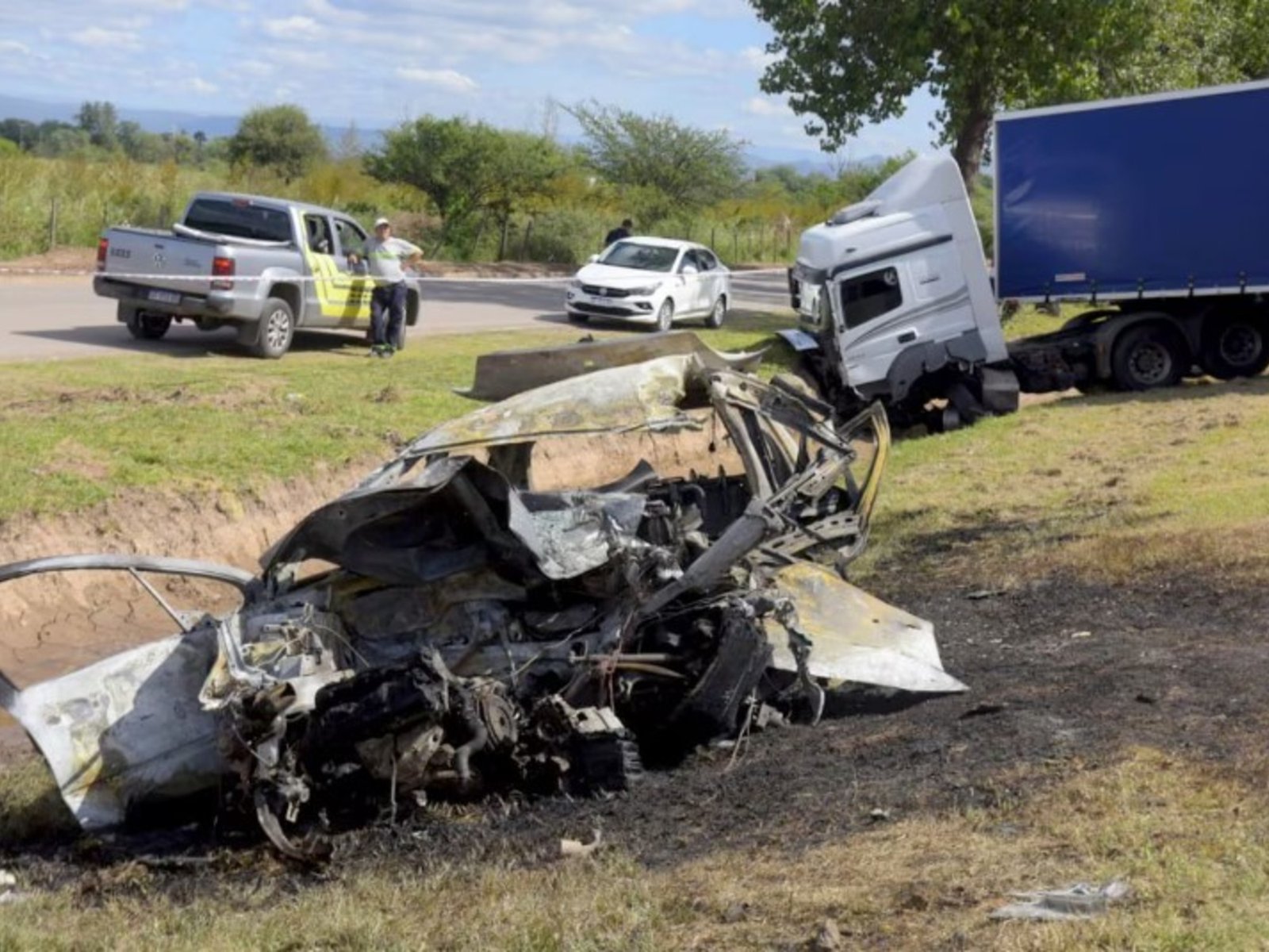 venían discutiendo, ella se tiró del auto y él murió calcinado
