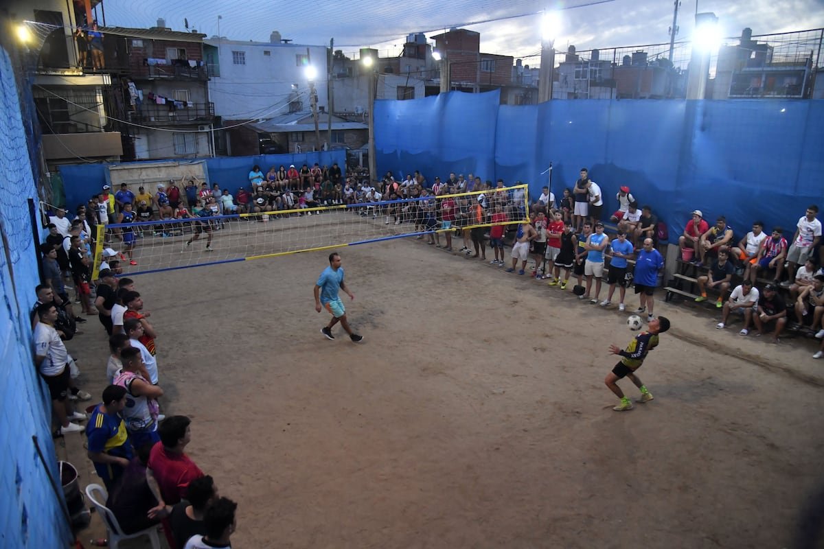 ‘Caballos’, ‘patrones’ y apuestas: el Piki Voley mueve millones en los barrios populares de Buenos Aires