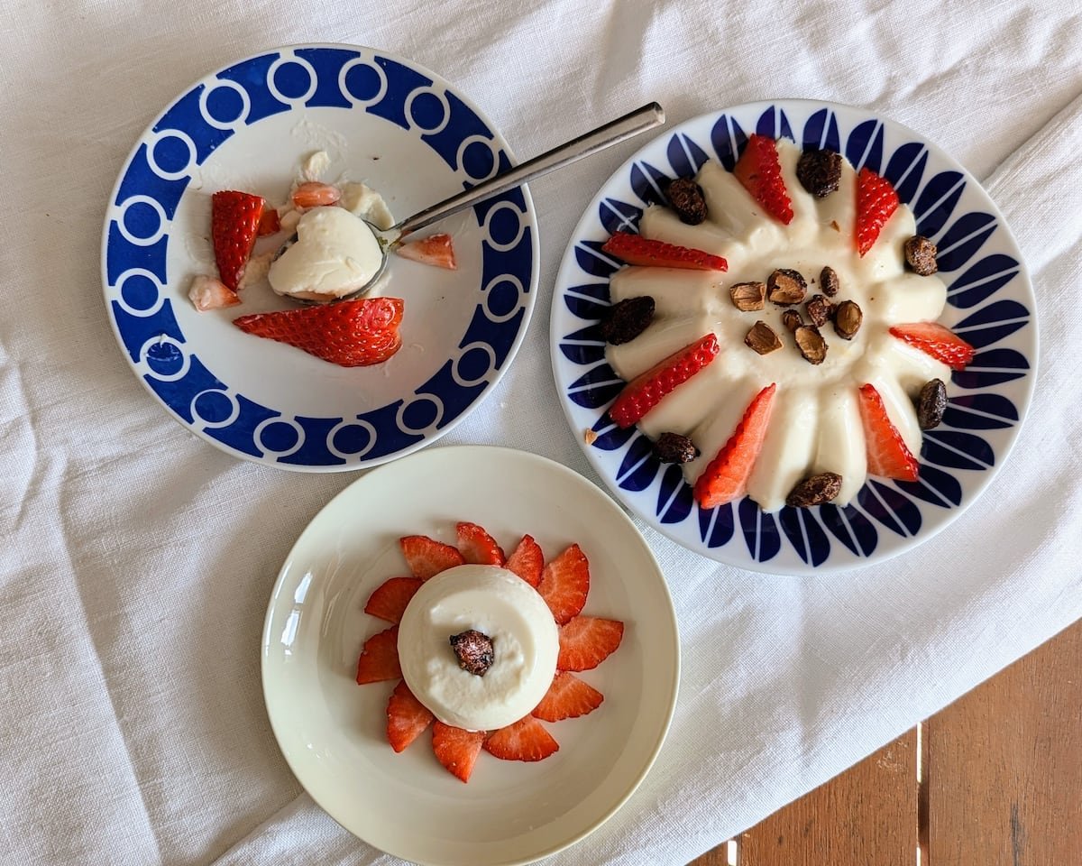 ‘Pannacotta’ de almendras tostadas con fresas | El Comidista | Gastronomía
