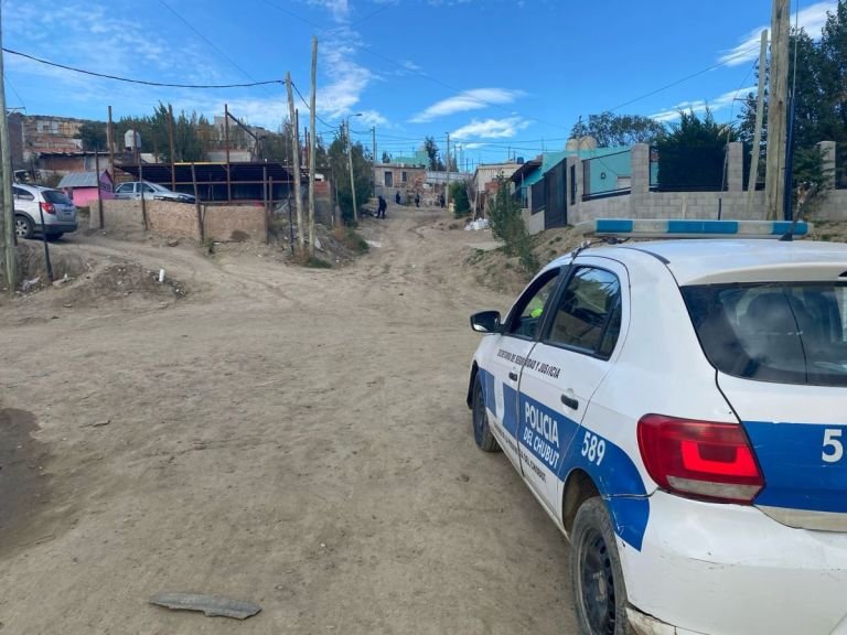 Joven herido de bala en el abdomen tras una pelea en barrio Cerro Solo