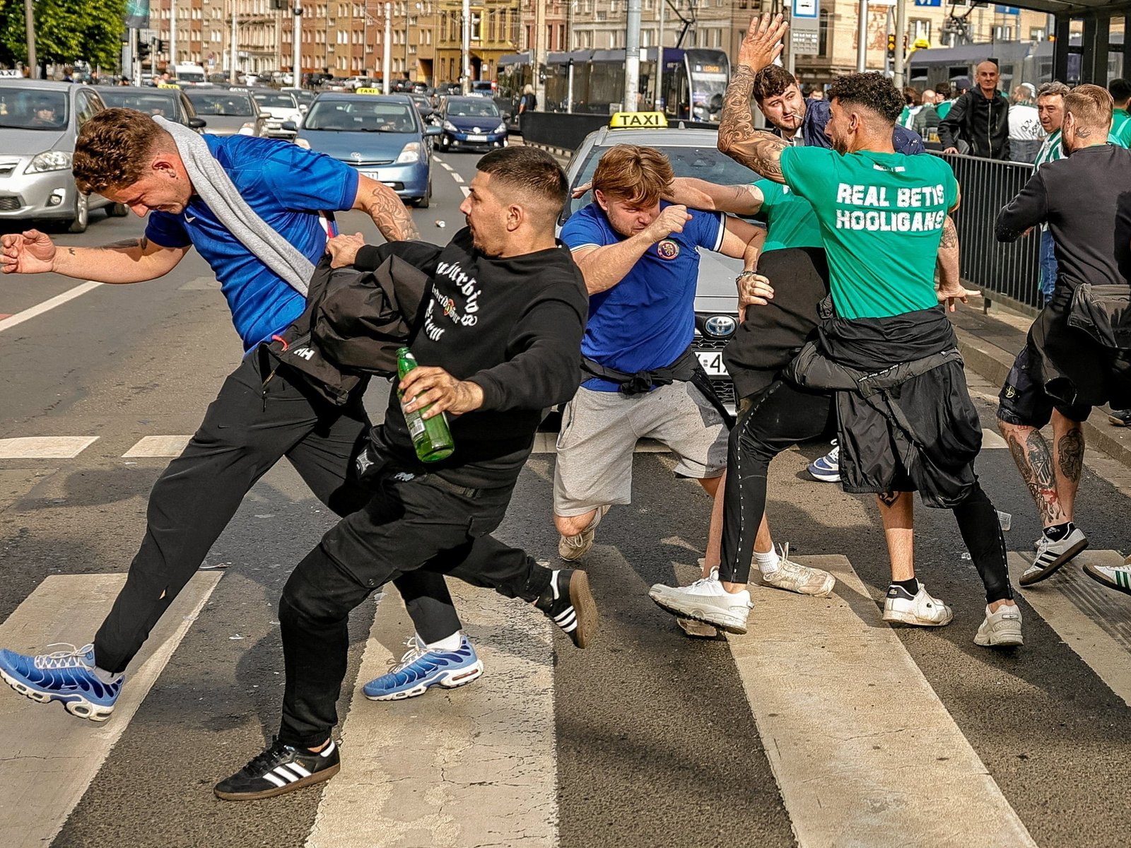 28 detenidos en Polonia por peleas entre hinchas de Chelsea y Betis
