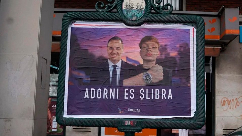 “Adorni es $Libra” y “Adorni es represión”: los afiches que aparecieron contra el vocero y candidato | Elecciones legislativas en CABA