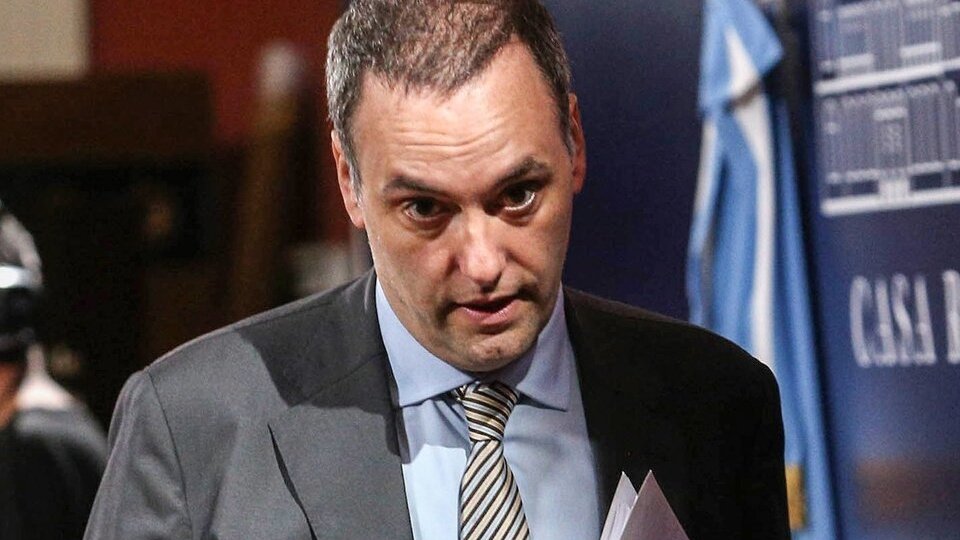 Adorni suma a su campaña el odio antimigrante   | Bomba de humo trumpista del vocero y candidato