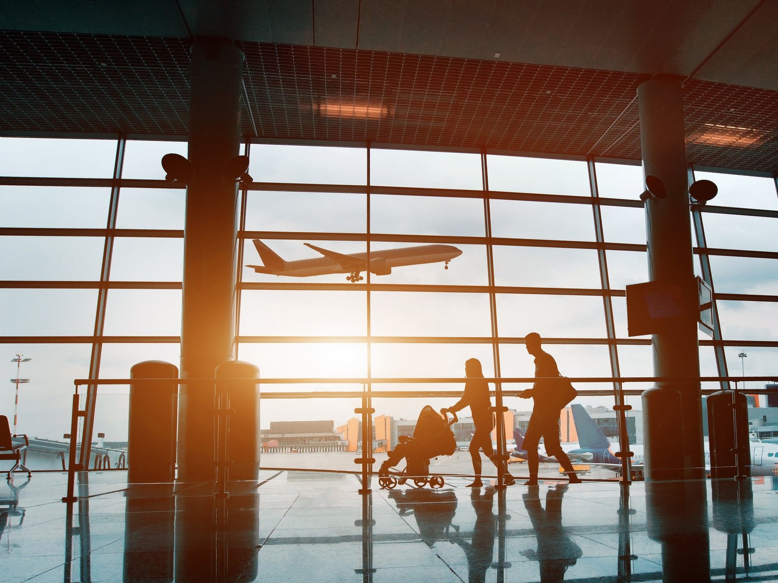 Anuncian cambios en la autorización para viajar al exterior con menores de edad