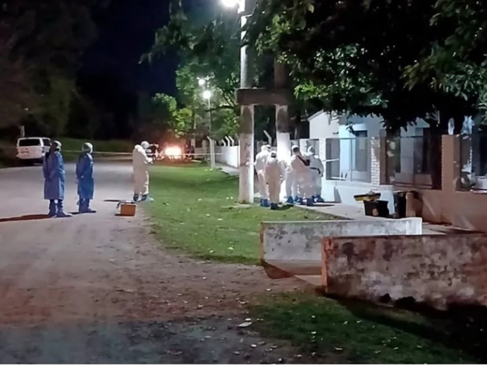 Asesinó a su esposa y colgó el cuerpo de la reja de una escuela para simular un suicidio