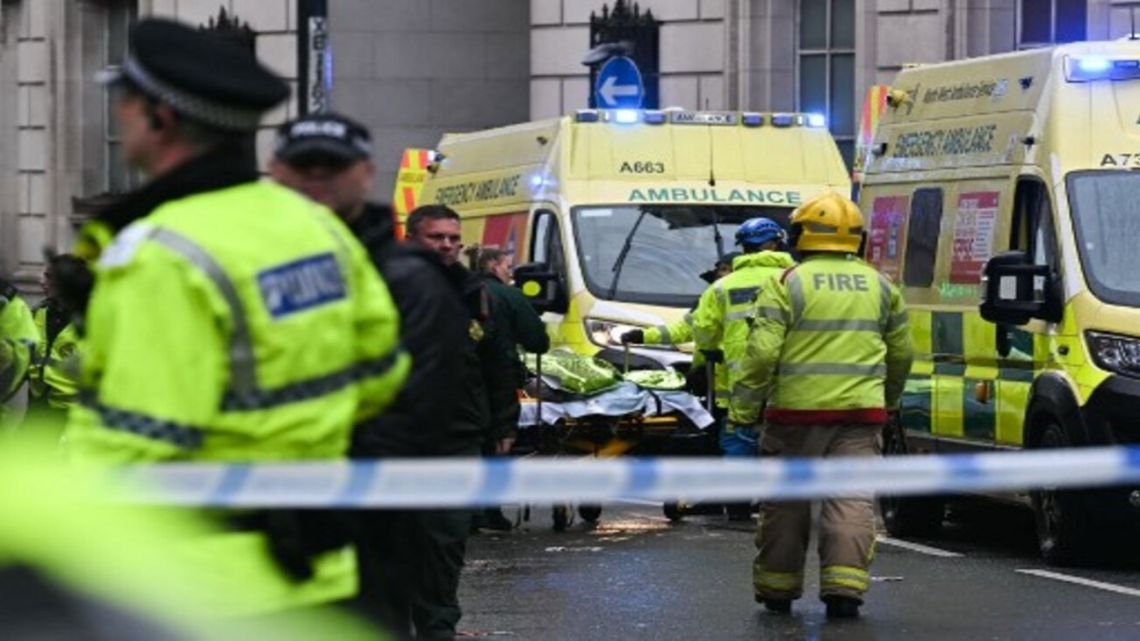 Atropello masivo en Liverpool: un automóvil embistió a fanáticos en desfile por título Premier League, causando caos y pánico entre miles