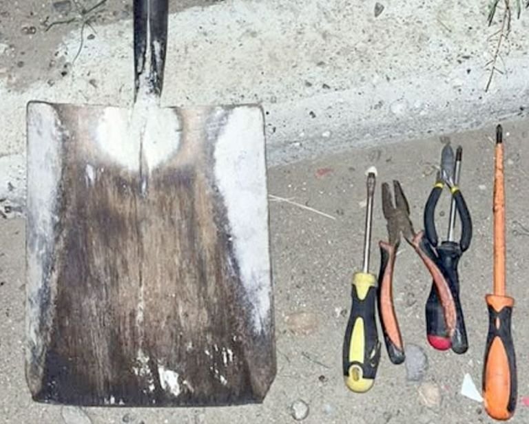 Cayeron dos ladrones con una pala, dos pinzas y dos destornilladores robados