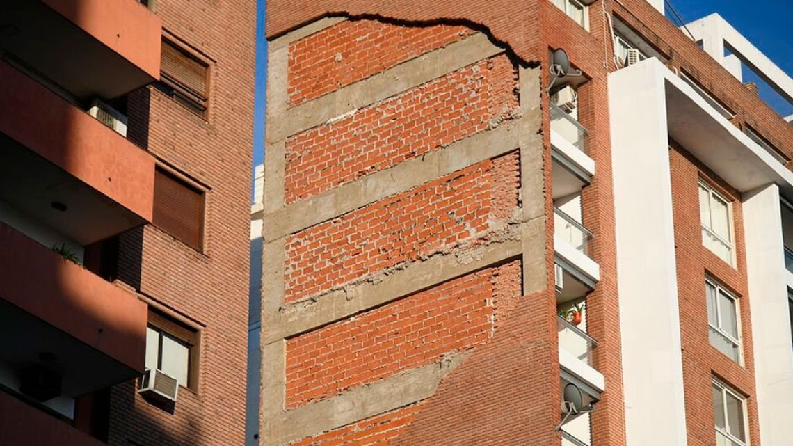 Cayó mampostería de un edificio en Córdoba y el municipio emplazó al consorcio