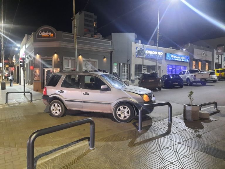Chocó contra las barandas del paseo de compras y dio positivo en el test de alcoholemia
