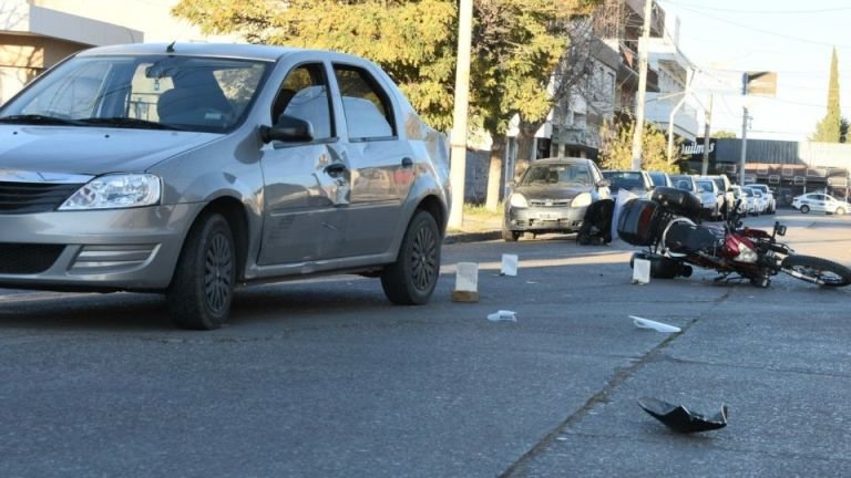 Choque entre moto y auto frente al Colegio Padre Juan Muzio: un herido leve