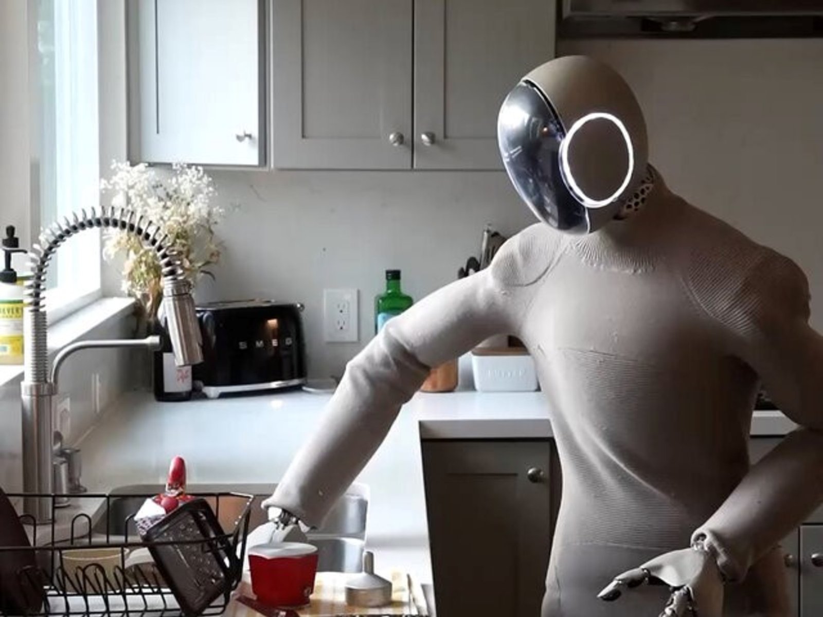 Cómo es Neo, el primer robot humanoide que ya puede hacer algunas tareas domésticas