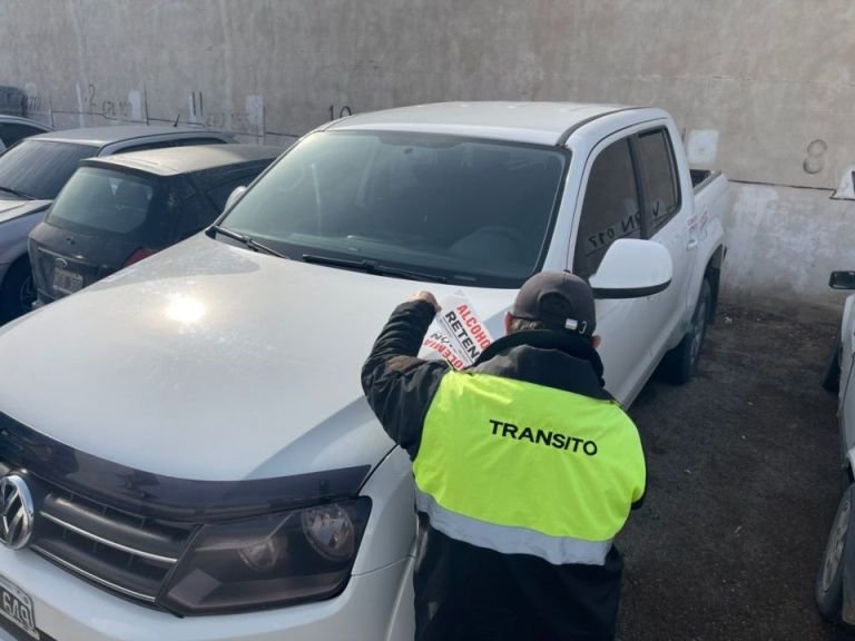 Conducía ebrio y haciendo derrapes en Punta Cuevas con una Amarok