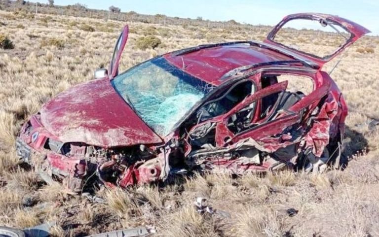 Conductor se queda dormido, choca casi de frente con su camioneta a un auto y lo hace volcar cerca de Garayalde