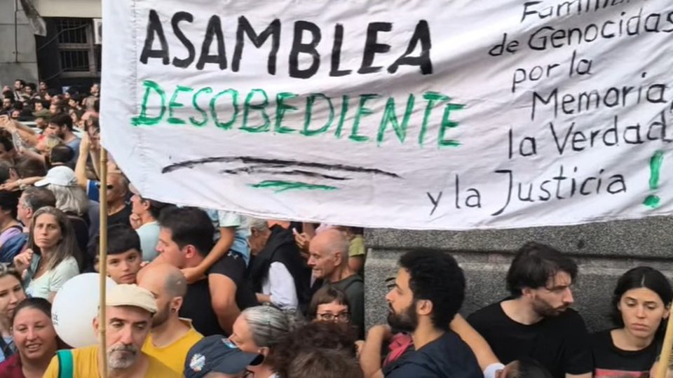 Contra el intento de reinstalar la teoría de los dos demonios | Más de 100 familiares de genocidas contra una jugada pro-impunidad de Milei